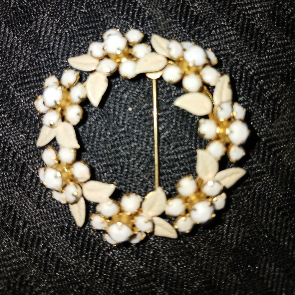 Vintage Elegant Gold and White Floral Brooch